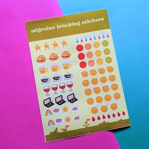 Op de afbeelding: Een vel met kleurrijke migraine-tracking stickers met verschillende pictogrammen, waaronder sterren, hamburgers, koffiekopjes, wijnglazen, laptops, regenbogen en zonnen. De tekst "migraine tracking stickers" staat bovenaan het vel gedrukt.