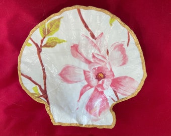 Très grand magnolia rose sur blanc huître de découpage plateau à bibelots / porte-bagues / plateau à bijoux / décoration d'intérieur / cadeau unique / cadeau d'anniversaire