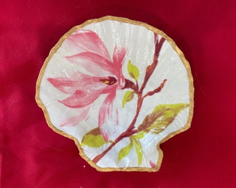Grand magnolia rose sur blanc huître de découpage plateau à bibelots / porte-bagues / plateau à bijoux / décoration d'intérieur / cadeau unique / cadeau d'anniversaire