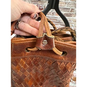 RARE Brighton geweven leren bucket bag bruine schoudertas met trekkoord Boho Y2K afbeelding 16
