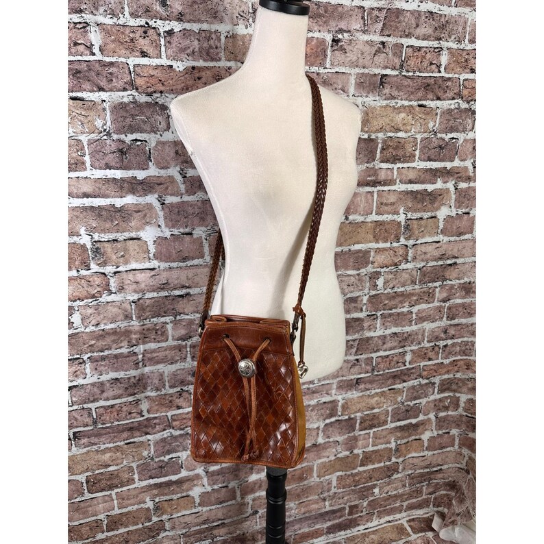 RARE Brighton geweven leren bucket bag bruine schoudertas met trekkoord Boho Y2K afbeelding 2