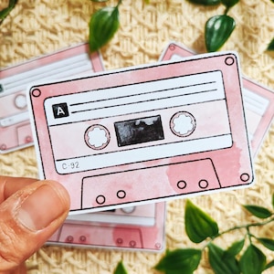 autocollant de cassette de musique | Sticker cassette rose | Sticker découpé dans une cassette rétro | déco facile à décoller | Sticker rétro journalisation