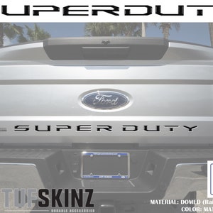 Puede incluir: Letras "SUPER DUTY" en relieve de 4 mm, de color negro mate, para el portón trasero de una camioneta Ford. Las letras tienen licencia oficial de Ford.