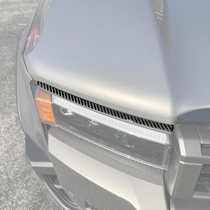 Tufskinz | Sobreposições de realce superior do farol - Serve para Land Cruiser 2024-2025 - Kit de 2 peças