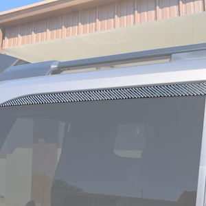 Recubrimientos decorativos superiores para ventana trasera Tufskinz: se adapta a Land Cruiser 2024-2025: kit de 2 piezas
