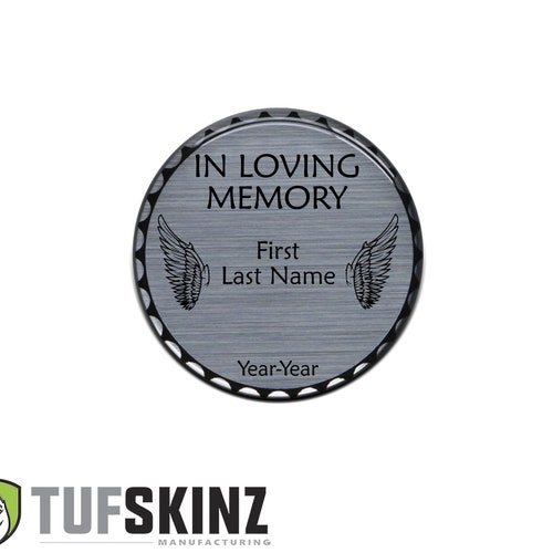 Tufskinz | In Loving Memory beoordeelde badges - geborsteld zilver - 1-delige set