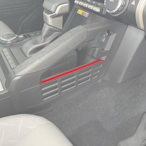 Revestimiento decorativo Tufskinz para la línea de almacenamiento central - Compatible con Tacoma 2024-2025 y 4Runner 2025-2026 - Kit de 1 pieza
