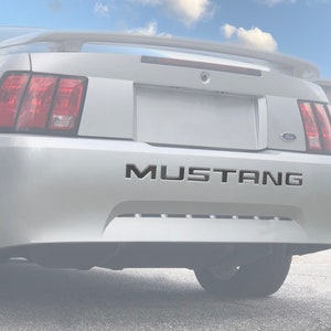 Tufskinz / Ford Mustang Insertos de letras para parachoques trasero - Compatible con Mustang 1999-2004 - Kit de 7 piezas