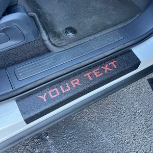 Tufskinz / Protección de umbral de puerta con texto personalizado: compatible con Rivian R1T 2022-2025 (kit de 2 piezas)