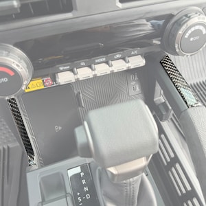 Revestimientos decorativos Tufskinz para la línea de la consola central - Compatible con Tacoma 2024-2025 y 4Runner 2025-2026 - Kit de 2 piezas