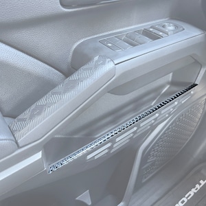 Tufskinz | Sobreposições de destaque de linha de armazenamento de porta – Serve para Tacoma 2024-2025 – Kit de 2 peças
