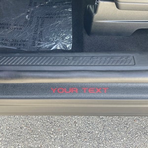 Tufskinz | Proteção de soleira de porta com texto personalizado - Serve para Explorer 2020-2025 - Kit de 2 peças