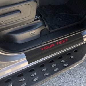 Tufskinz | Custom Text Türeinstiegsschutz - Passend für 2019-2025 Ram 1500 - 2-teiliges Kit