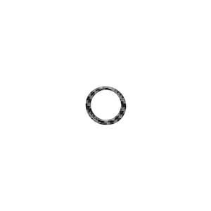 Può includere: Un portachiavi circolare e fantasia. L'anello presenta un motivo a scacchi in bianco e nero. Il portachiavi è in metallo ed è posto su uno sfondo bianco.