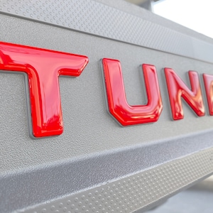 Tufskinz | Tailgate Bedrail Letter Overlays - Passend für 2022-2025 Tundra - 6-teiliges Kit