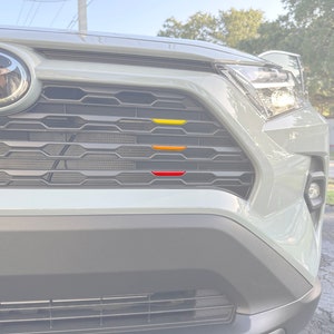 Insertos de rejilla delantera TufSkinz / Tri-Color: compatibles con Rav4 2019-2025: kit de 3 piezas