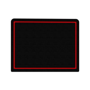 Könnte beinhalten: Eine rechteckige schwarze Matte mit strukturierter Oberfläche und einem dünnen roten Rand. Die Matte hat abgerundete Ecken und ist vor einem weißen Hintergrund platziert. Das Design ist schlicht und modern.