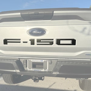 Tufskinz | Inserções de letras de porta traseira elevadas e abobadadas - Serve para porta traseira F-150 2021-2025 - Kit de 5 peças