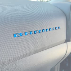 Insertos de letras para guantera Tufskinz compatibles con Bronco Sport 2025-2026 - Kit de 6 piezas
