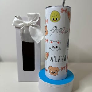 Gobelet Coquette Skzoo V2 personnalisé 20 oz/30 oz Stray Kids/Tasse/Tasse SKZ/Gobelet Merch, acier inoxydable, paille, cadeaux uniques, noeud rose