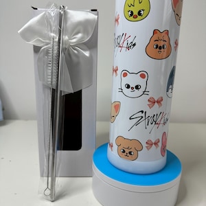 Gobelet Coquette Skzoo V2 20 oz/30 oz Stray Kids/Tasse/Tasse SKZ/Gobelet Merch, acier inoxydable, paille, personnalisé, cadeaux uniques, noeud rose