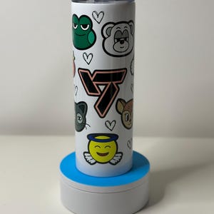 Bicchiere in acciaio inossidabile da 20oz/30oz con design del gruppo K-Pop SEVENTEEN, cannuccia in metallo, detergente, fondo in gomma, scatola regalo per carati