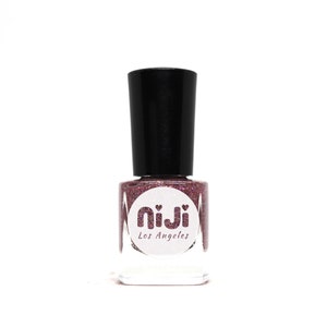 Puede incluir: Una botella de esmalte de u&ntilde;as de purpurina rosa con una tapa negra. La botella tiene una etiqueta blanca con el texto "niji Los Angeles".