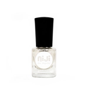 Puede incluir: Una botella de vidrio transparente de esmalte de u&ntilde;as con un acabado de brillo plateado. La botella tiene una tapa negra y una etiqueta blanca con el texto "niji los angeles" en ella.