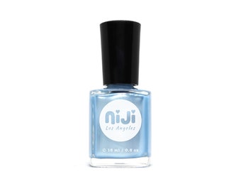 Glanzende babyblauwe metallic nagellak: 10 gratis veganistische lak