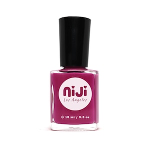 Puede incluir: Una botella de esmalte de uñas rosa con una etiqueta blanca que dice "niji Los Angeles" y "16 ml / 0.5 oz".