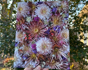 Könnte beinhalten: Eine Nahaufnahme eines Straußes aus rosa, weißen und violetten Blumen. Die Blumen sind in einem dichten Büschel angeordnet und bilden einen farbenfrohen und strukturierten Hintergrund.