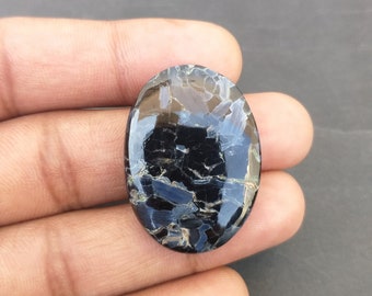 Naturalny kaboszon pietersytu: owalny kamień szlachetny do wisiorka (34x25x6 mm, 48,8 karatów)