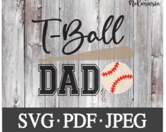 Puede incluir: Un diseño gráfico en blanco y negro con el texto "T-Ball Dad" y un bate de béisbol y una pelota de béisbol. El texto está en negrita, con una fuente de bloque. La pelota de béisbol es roja, blanca y azul.