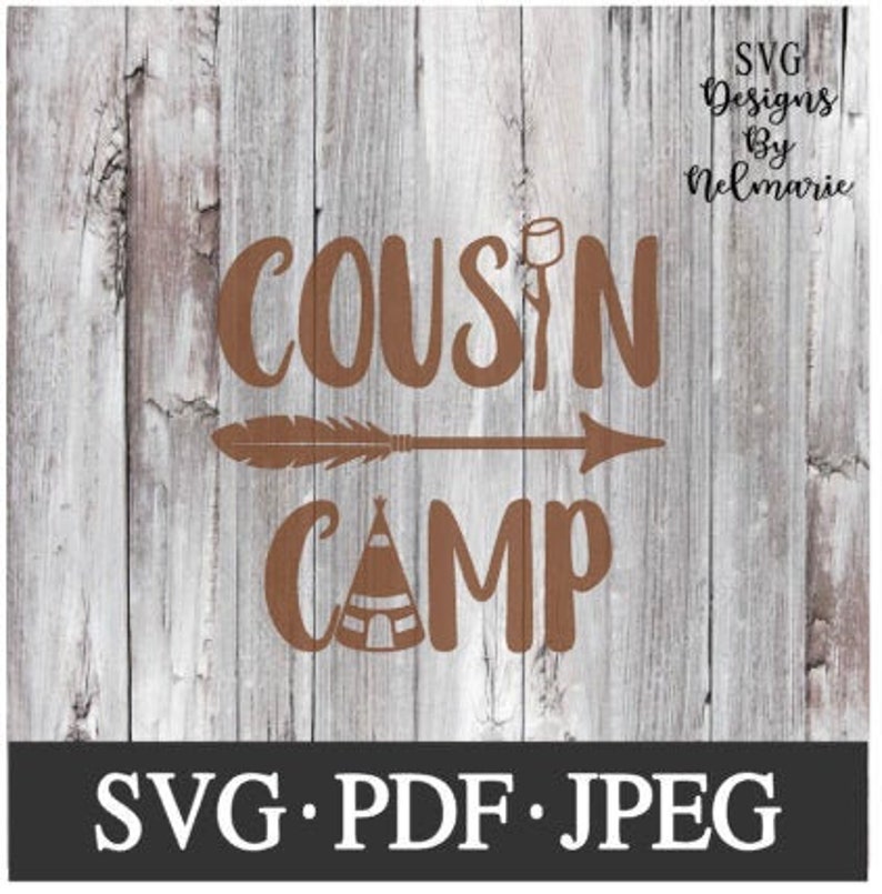 Op de afbeelding: Een bruin houten bord met de tekst "COUSIN CAMP" in bruine letters. De tekst is versierd met een bruine pijl en een bruine tentgrafiek. Het bord is op een houtnerf achtergrond.