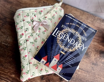 Quilted reading book protective sleeve (vintage cream florals)