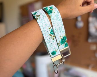 Green floral print keychain wristlet (x1)