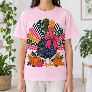 Preppy T-shirt met kalkoenprint, roze strik-patchwork T-shirt voor Thanksgiving, meisjesachtig geruit bloemenpatroon herfstcadeau, Comfort Colors®