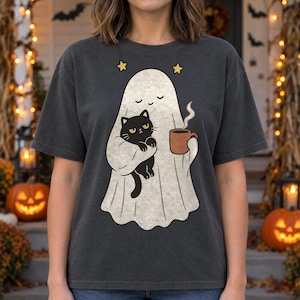 T-shirt « Fantôme tenant un chat et un café », Halloween, amoureux des chats grognons, matinée effrayante, Comfort Colors®