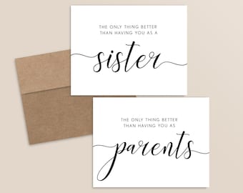 Peut inclure: Deux cartes blanches avec du texte noir. La carte du haut dit "La seule chose meilleure que de t'avoir comme sœur". La carte du bas dit "La seule chose meilleure que de t'avoir comme parents".