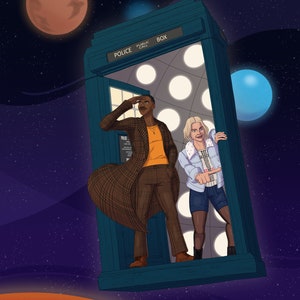 Könnte beinhalten: Eine blaue Polizeikabine mit der Aufschrift "Police Public Call Box" an der Seite, die im Weltraum schwebt, mit einem Mann und einer Frau im Inneren. Die Kabine hat ein rundes Fenster mit weißen Lichtern. Im Hintergrund befinden sich zwei Planeten, einer rot und einer blau.