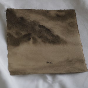 Dipinto ad acquerello fatto a mano con paesaggio nebbioso di un fiume che scorre attraverso montagne gigantesche, su carta Deckle Edge, dipinto quadrato 6x6 pollici
