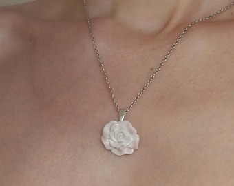 Colgante de rosa de porcelana artesanal - Collar de flores de cerámica, plata de ley 925