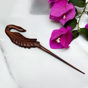 Gesneden houten stokje zwanenhaar: boho-haaraccessoire
