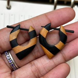 Boucles d'oreilles en bois petit coeur, boucle d'oreille tribale, boucle d'oreille en bois marron noir image 5