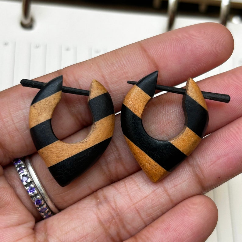 Boucles d'oreilles en bois petit coeur, boucle d'oreille tribale, boucle d'oreille en bois marron noir image 5