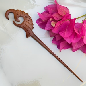 Haarstokje van gesneden hout Dragon Wing: boho-haaraccessoire