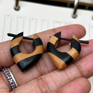 Boucles d'oreilles en bois petit coeur, boucle d'oreille tribale, boucle d'oreille en bois marron noir image 6