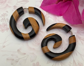 OORBELLEN BIOLOGISCH zwart ebbenhout unisex//handgemaakte gauge mannen vrouwen/nep gauge plug brancard/houten oorbel lange bedrieger veganistische sieraden