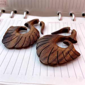 Boucle d'oreille en bois fait main tribal ethnique//grandes boucles d'oreilles en bois marron cerceau//hommes femmes faux faux calibre plug civière//bijoux végétaliens écologiques image 6