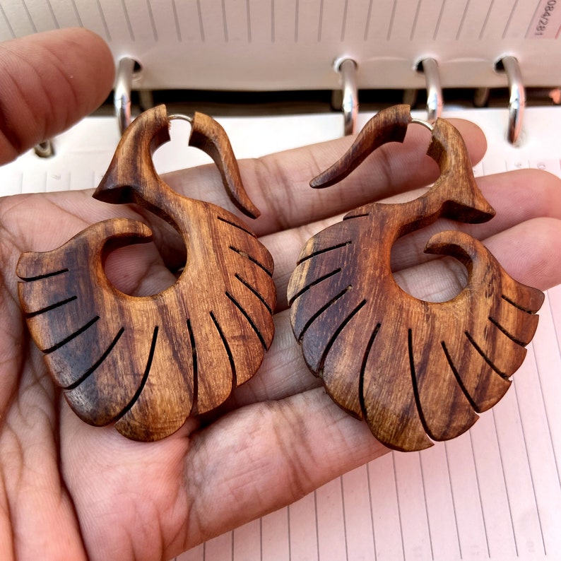 Boucle d'oreille en bois fait main tribal ethnique//grandes boucles d'oreilles en bois marron cerceau//hommes femmes faux faux calibre plug civière//bijoux végétaliens écologiques image 5